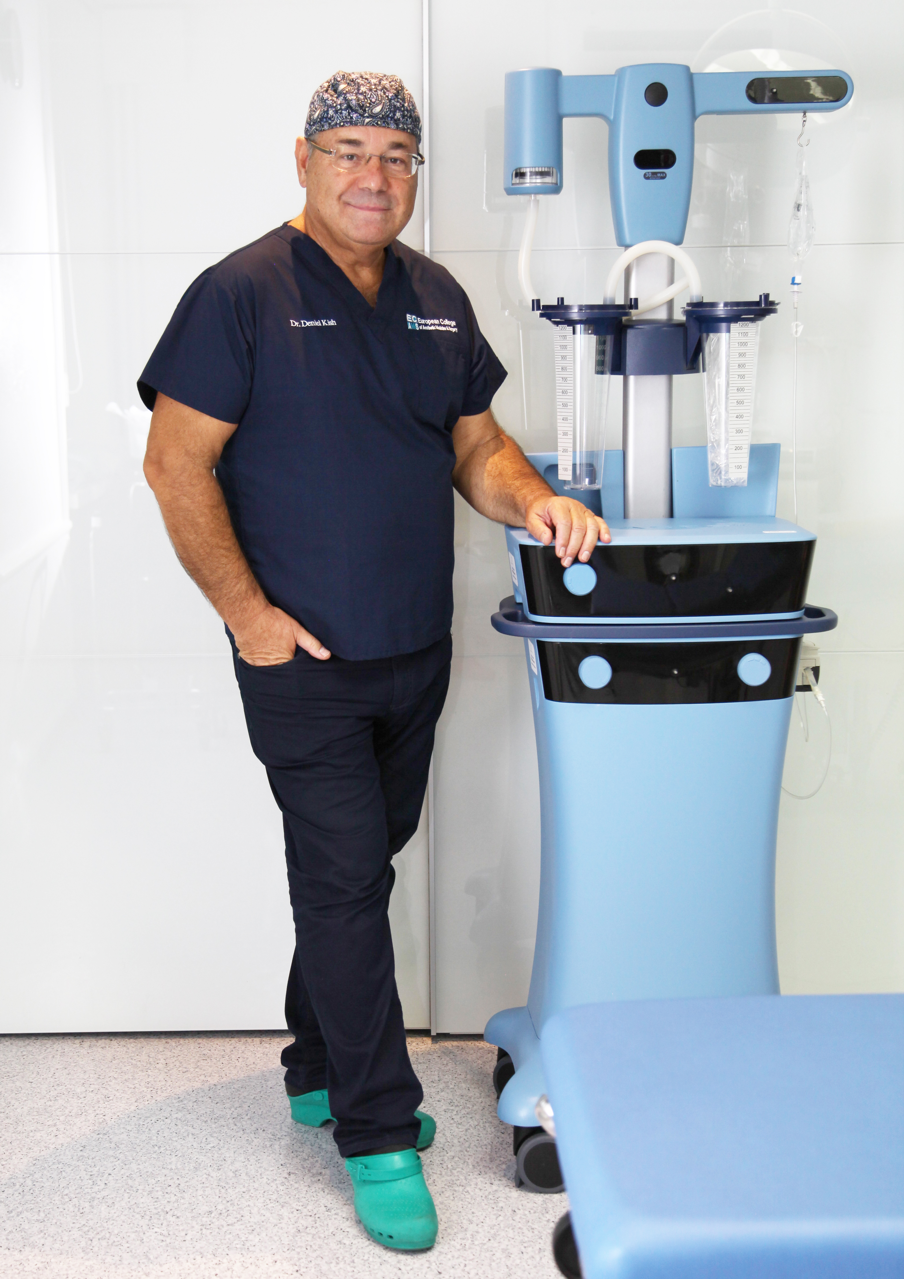 Dr. Deniel Kish mit VASER Liposuktionsgerät